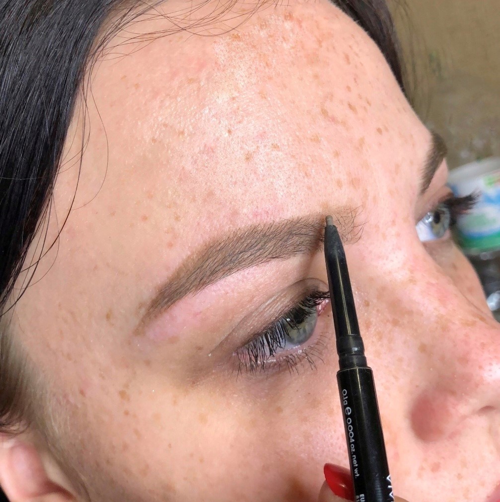 Начало брови расчеши щеточкой,...