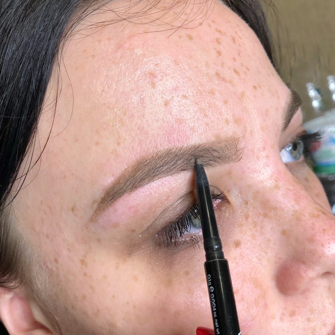 Аккуратными движениями намет...