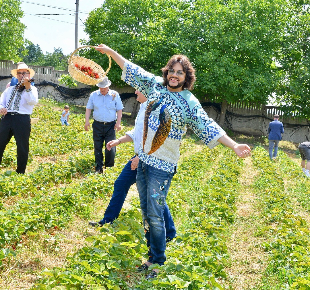 И клубнику Филипп бедросович с&...