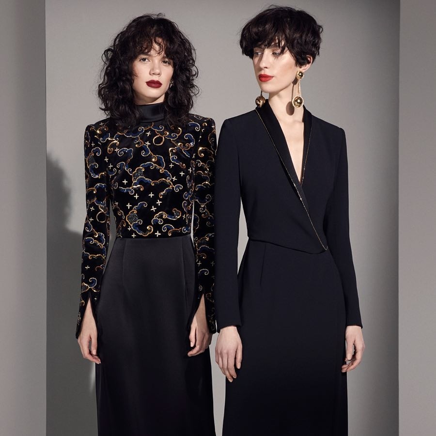 Здесь все строго! Платье — изыск... Здесь все строго! Платье — изыск...