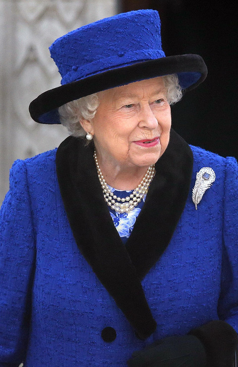 Великолепная брошь с бриллиантами и сапфиром с синими с фиолетовым отливом в виде пера была одним из свадебных подарков, который Елизавета II получила в 1947 году. В 2004 году королева бы...