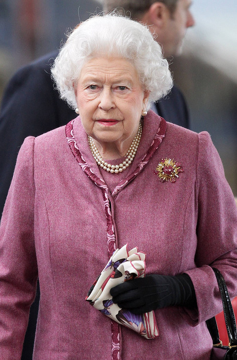 Эта брошь, по всей видимости, является одной из самых любимых брошей Елизаветы II, так как носит она ее очень часто. Королева получила ее в 1996 году в подарок от своего супруга. Украшени...