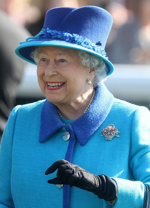 Брошь в виде корзинки с цветами королева носит очень часто еще со времен своей молодости. Она получила ее в подарок от родителей в честь будущего наследника престола принца Чарльза и наде...