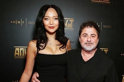 Дарина Эрвин показала, как зацеловывает Александра Цекало