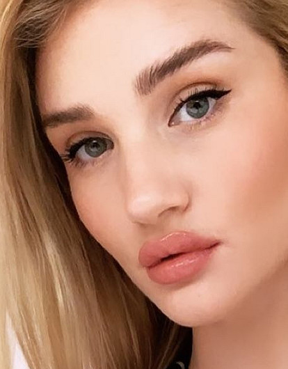 Рози Хантингтон-Уайтли рассказала, как ухаживает за своей кожей