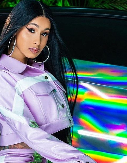 Карди Би снялась обнаженной после осложнений с увеличением груди