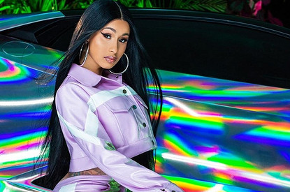 Карди Би снялась обнаженной после осложнений с увеличением груди