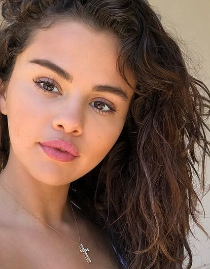 Селена Гомес запустила новую линию купальников (все из-за пересадки почки)