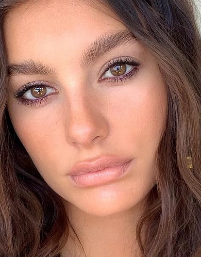 Возлюбленная Леонардо Ди Каприо показала, какие процедуры помогают ей сохранять овал лица