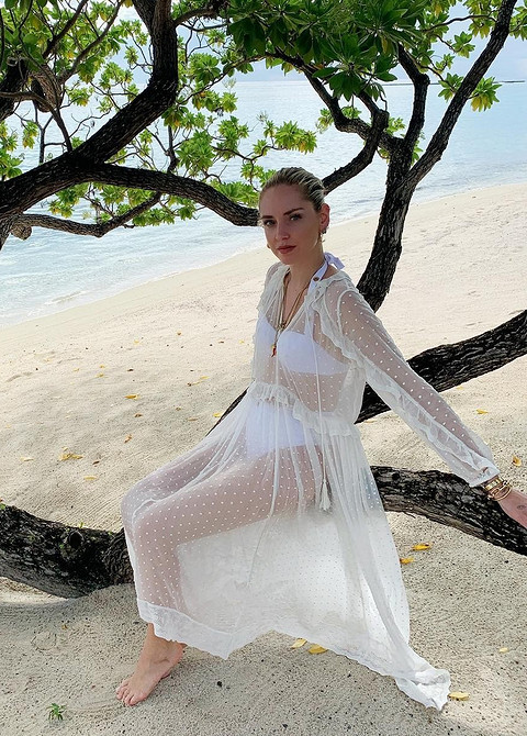 Кьяра Ферраньи отплавилась на пляж в белом бикини и белом прозрачном длинном платье в мелкий горох. Просто, нежно и романтично.