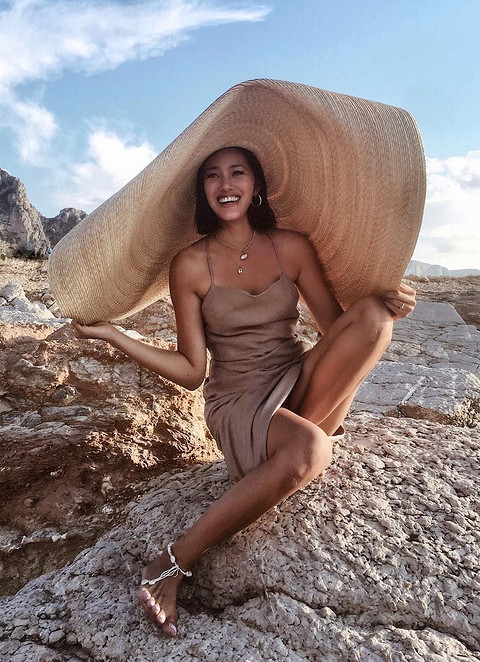 Если для тебя пляж — это прежде всего место для фотосессий, то посмотри на образ Тиффани Хсу, директора по закупкам всемирно известного онлайн-магазина. Она выбрала платье в бельевом стил...