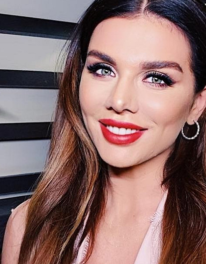 Анна Седокова в прозрачном леопардовом комбинезоне показала фигуру без фотошопа