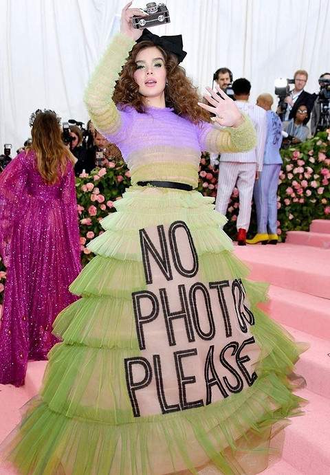 Американская актриса Хейли Стейнфилд надела платье из последней кутюрной коллекции Viktor&Rolf с кричащим посланием: «Пожалуйста, никаких фото».