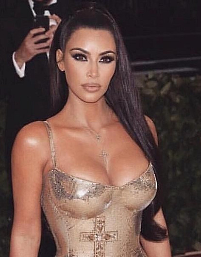 Ким Кардашьян показала, как ее втискивали в корсет для «мокрого» платья