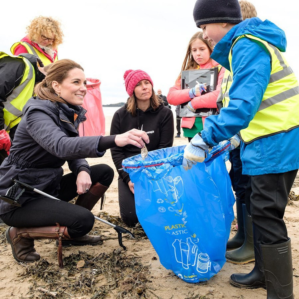 Принц Уильям и Кейт Миддлтон помогли очистить пляж в Северном Уэльсе