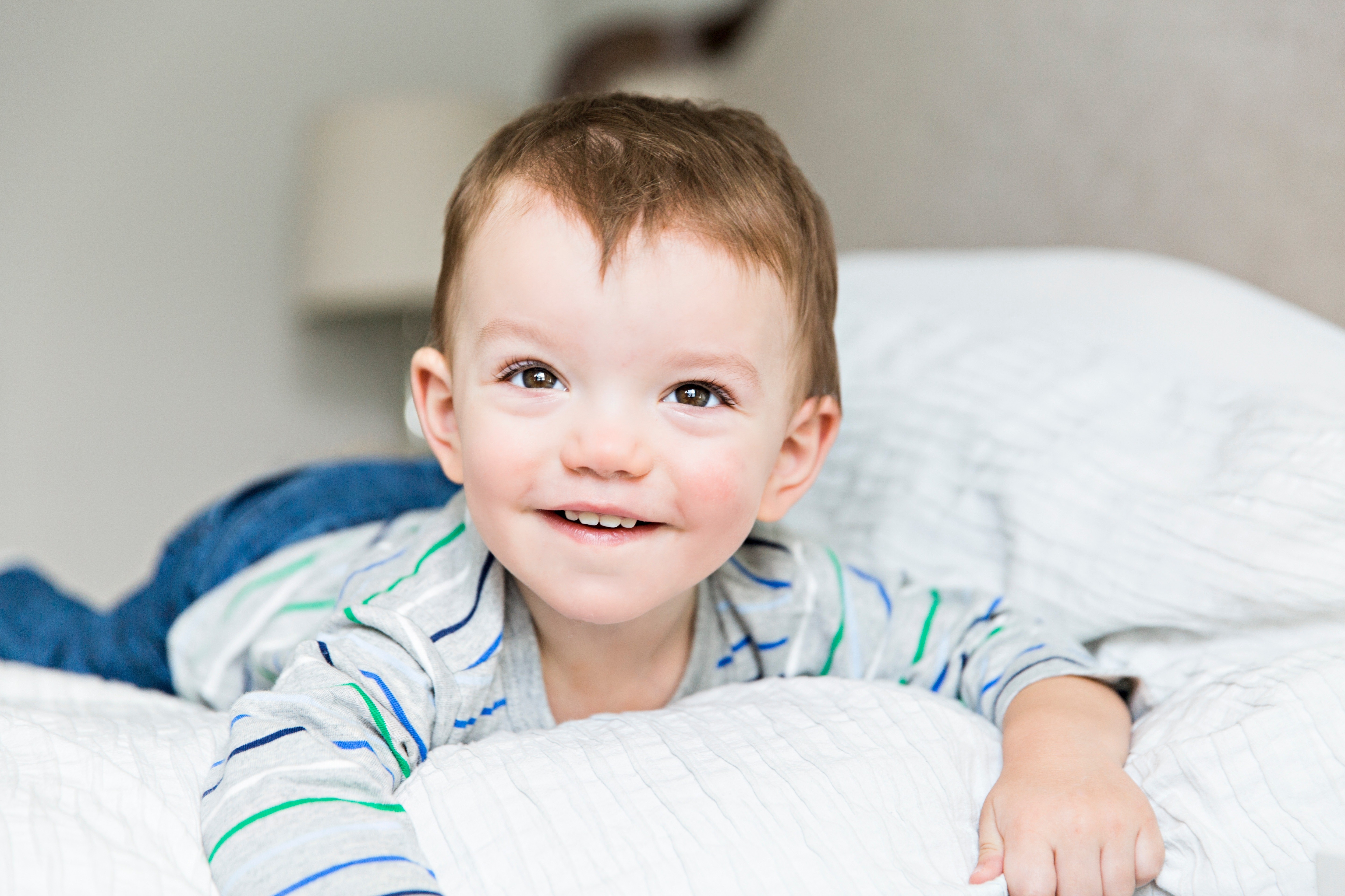 Когда ребенку можно спать на животе (и не опасно ли это)