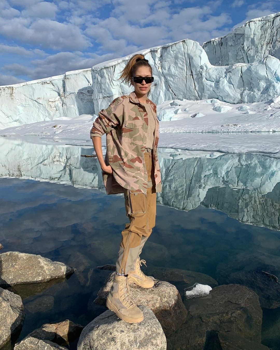 Модель Лена Перминова отправилась на отдых с семьей в Гренландию. И даже в суровых погодных условиях мама троих детей умудряется выглядеть самой модной в радиусе 100 километров. На Лене —...
