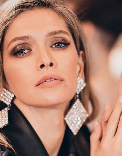 Вера Брежнева выложила фото в откровенном бикини