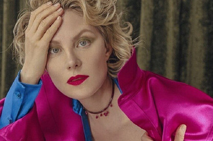 «В образе орлеанской девы»: Рената Литвинова показала, как носить «платье-кольчугу»