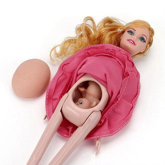 Беременная Барби продается в наборах вместе с Кеном, доктором, аппаратом УЗИ. Положительная игрушка со всех сторон. Это семейная история. Тут и участие Кена, и у Барби не осиная талия, а ...