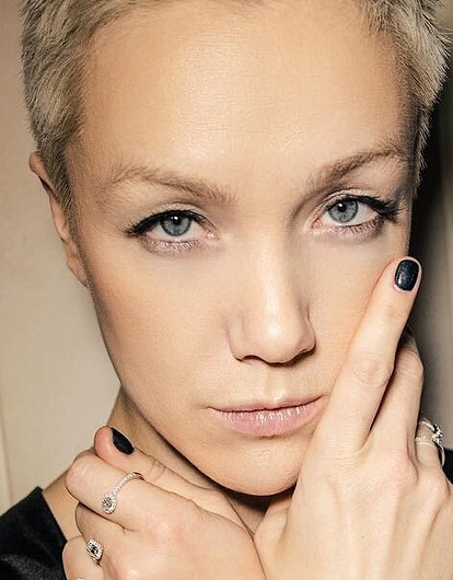 Дарью Мороз сфотографировали обнаженной в обнимку с молодым парнем