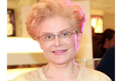 Елена Малышева начала гулять по Москве босиком