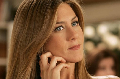 50-летнюю Дженнифер Энистон подловили в купальнике на пляже в Мексике