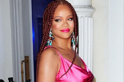 Рианна пришла на презентацию своего бренда в экстремальном мини