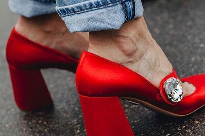 С чем носить красные туфли: 15 актуальных пар и 19 примеров модных образов
