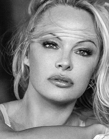 «Он монстр»: Памела Андерсон рассказала об издевательствах футболиста Адиля Рами