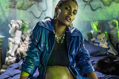 В Сети появился психоделический клип с беременной Тиной Кунаки (видео)