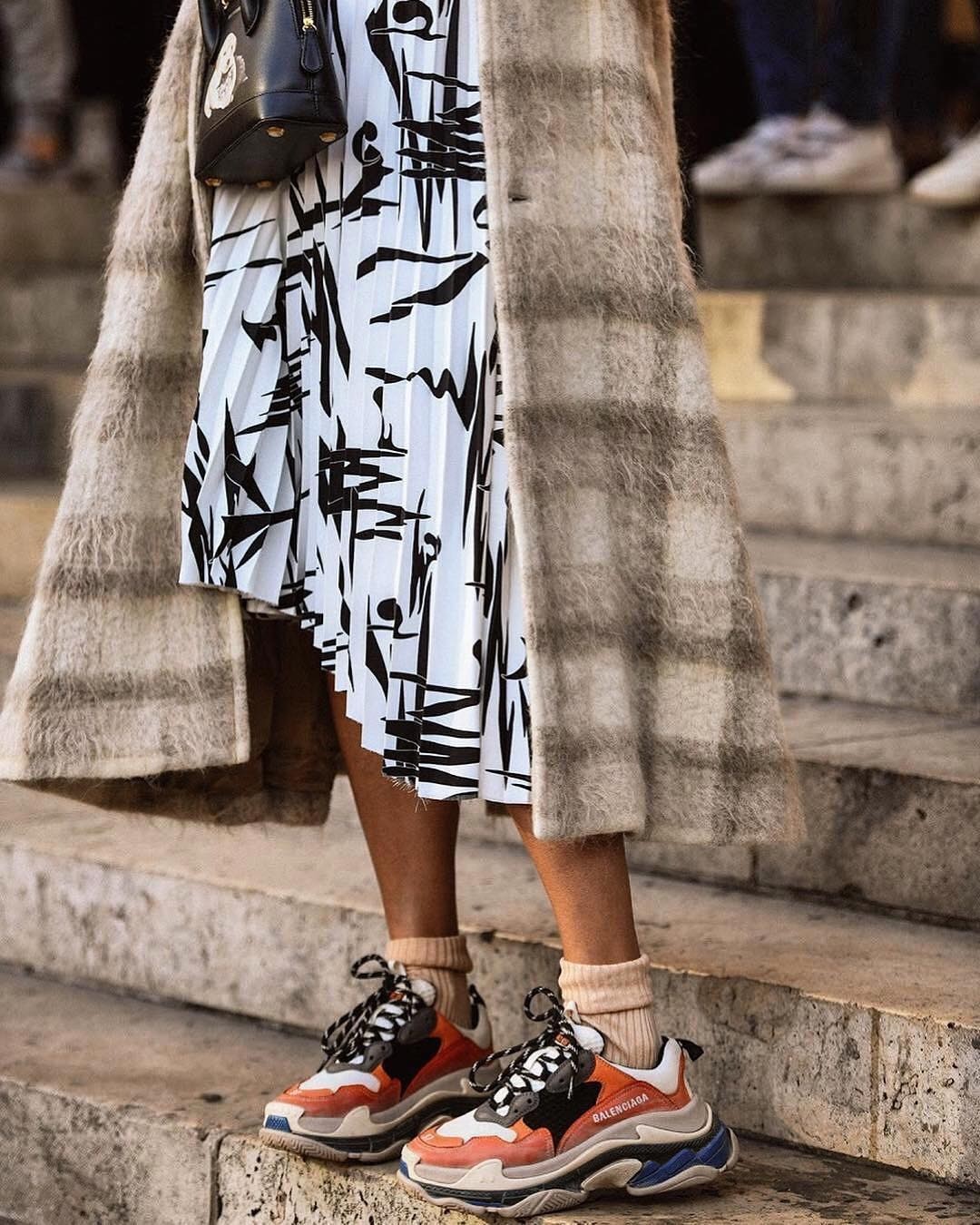 8 способов носить кроссовки с юбками и платьями (и выглядеть потрясно) 8 способов носить кроссовки с юбками и платьями (и выглядеть потрясно)