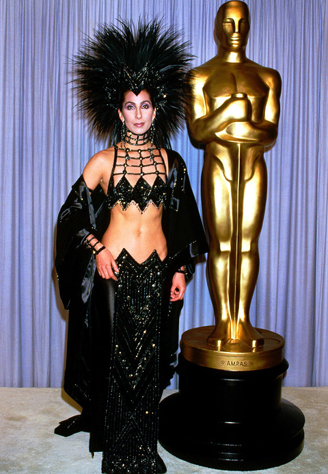 В 1986 году на «Оскаре» шквал самых разных эмоций вызвал наряд певицы Шер, созданный художником по костюмам Бобо Макки. Одеяние звезды состояло из короткого топа, заниженной юбки и огромн...