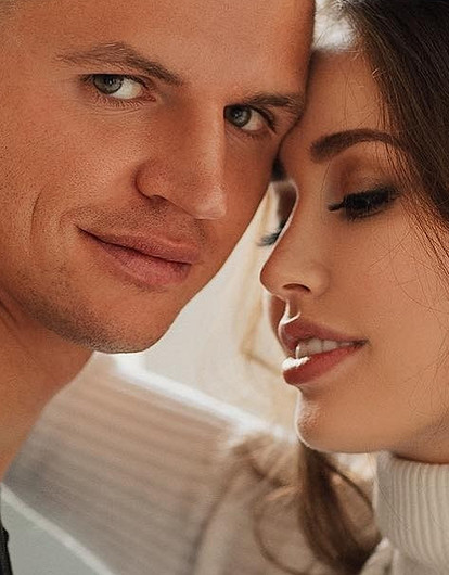 Дмитрий Тарасов и Анастасия Костенко поехали в отпуск со старшей дочкой футболиста