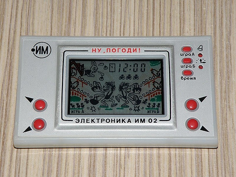 «Ну, погоди!» — самая известная игра из серии первых советских портативных электронных игр с жидкокристаллическим экраном. Игрок должен был управлять волком и собирать в корзину яйца. Пос...