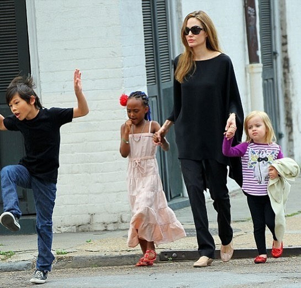 Семеро по лавкам: как сейчас живут Анджелина Джоли и ее дети