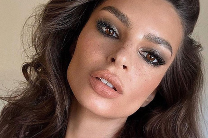 Эмили Ратаковски показала, как носить «купальник-шторку»