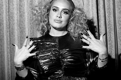 Постройневшая Адель зачитала рэп на вечеринке друга (видео)