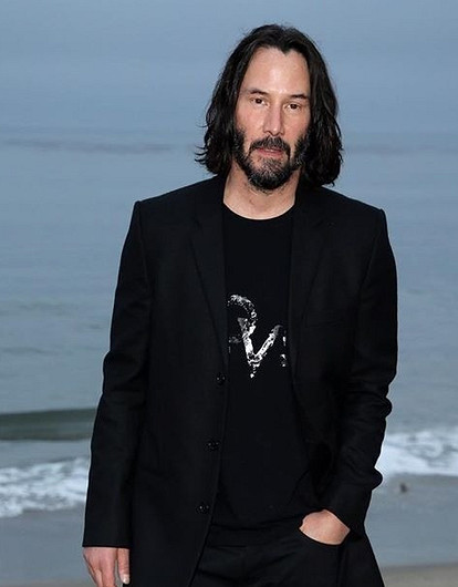 Киану Ривз пришел на модный показ с «седой» спутницей (видео)