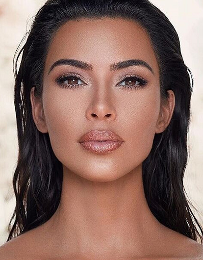 Ким Кардашьян показала, как носить «треники» с тренчем и туфлями-лодочками