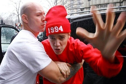 Звезды против папарацци: скандалы, драки, преследования (видео)