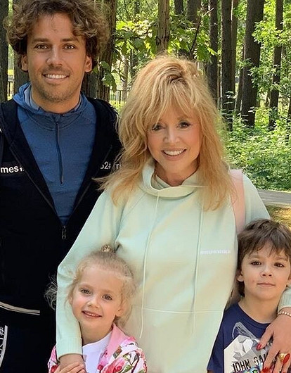 «Мой ласковый и нежный зверь»: Алла Пугачева сделала Галкину комплимент в зоопарке (видео)