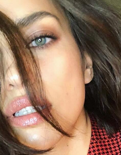 Ирина Шейк  выбрала провокационный наряд для прогулки с дочерью