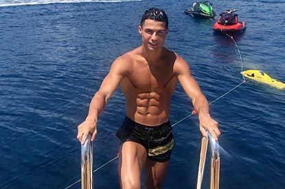 Криштиану Роналду поделился горячим бэкстейдж видео с фотосессии