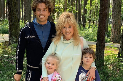 «Мой ласковый и нежный зверь»: Алла Пугачева сделала Галкину комплимент в зоопарке (видео)