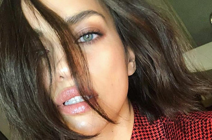 Ирина Шейк  выбрала провокационный наряд для прогулки с дочерью