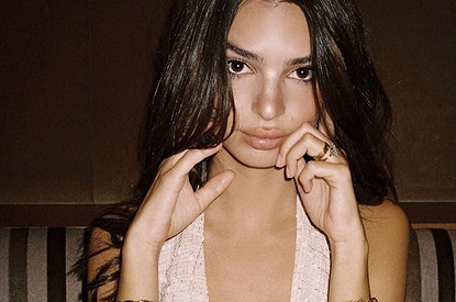 Героем новой сексуальной фотосессии Эмили Ратаковски стал ее пес Коломбо