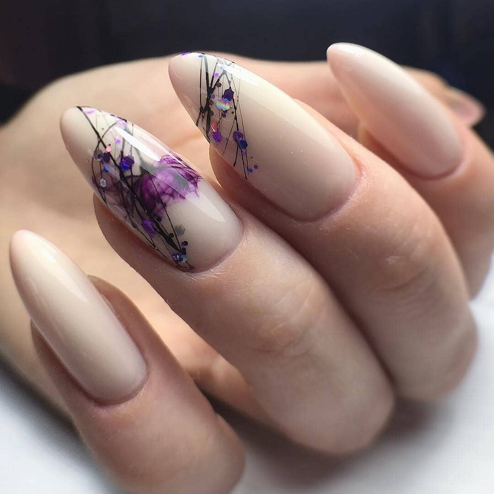 Ногти с сухоцветами 2024. Маникюр с паутинкой. Сухоцветы на ногтях. Осенний маникюр на миндалевидные ногти.