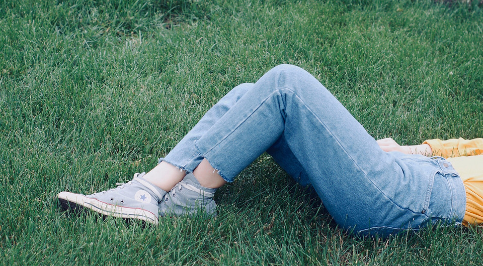 Чем и как отстирать траву с джинсов: 7 лайфхаков и 14 супер-способов