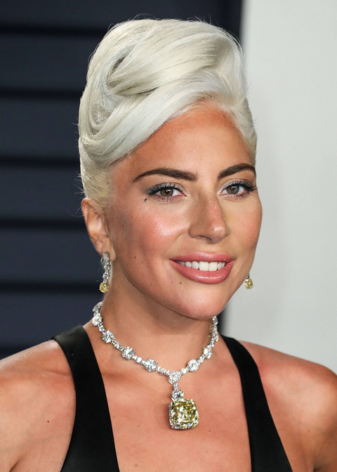 В этом году на церемонии вручения премии «Оскар» Леди Гага появилась на ковровой дорожке в платье Alexander McQueen и в украшении, которое все обусждали все еще очень долго. Это было...